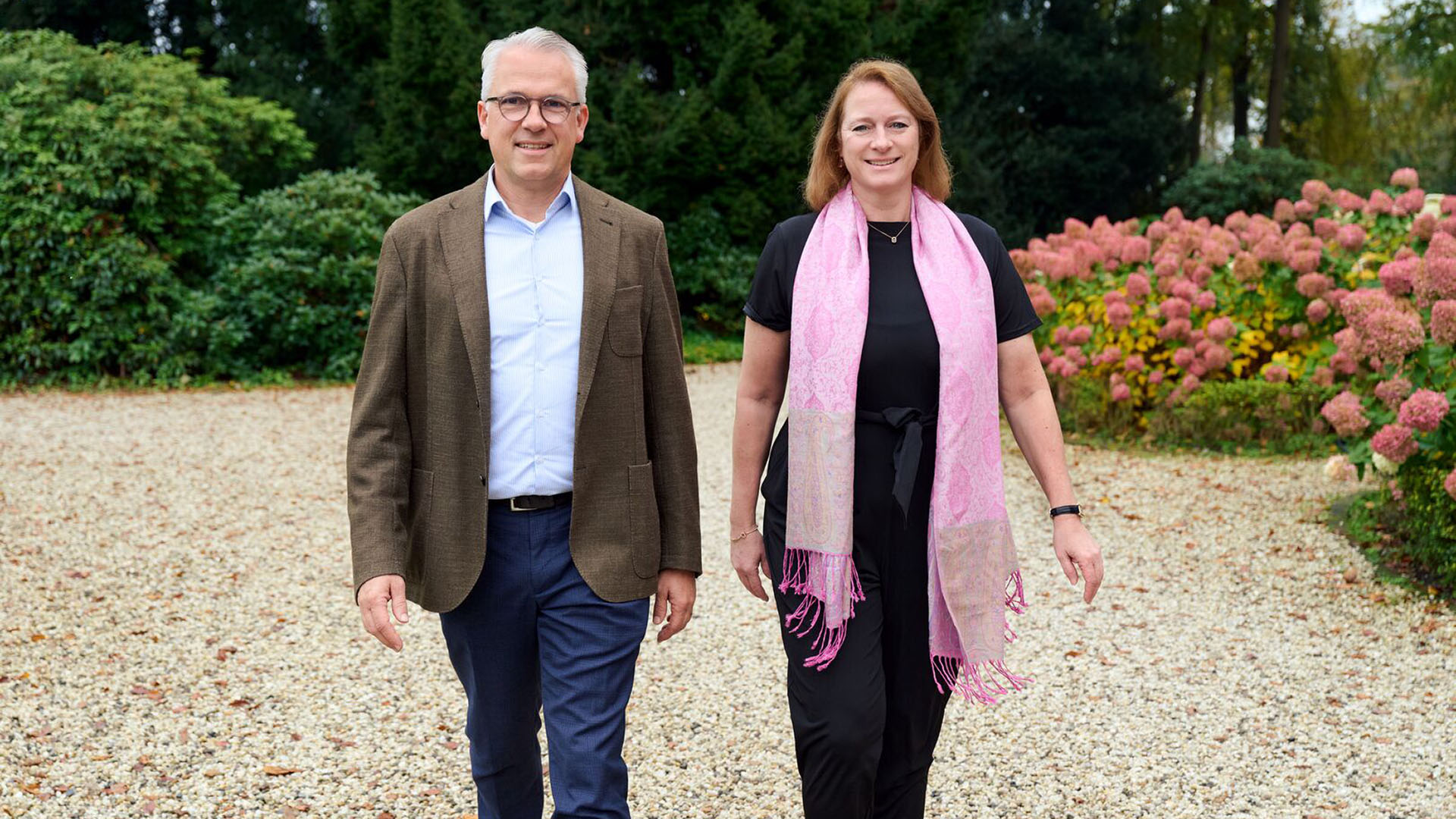 Amber Goedkoop (rechts op de foto) draagt de voorzittersrol bij SPMS over aan Bas Huisman (links op de foto).