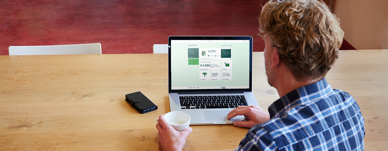 SPMS-deelnemer achter laptop MijnSPMS